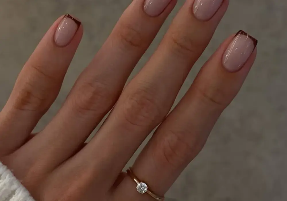 Brązowy french paznokcie - jak dobrać odcień i wykonać manicure