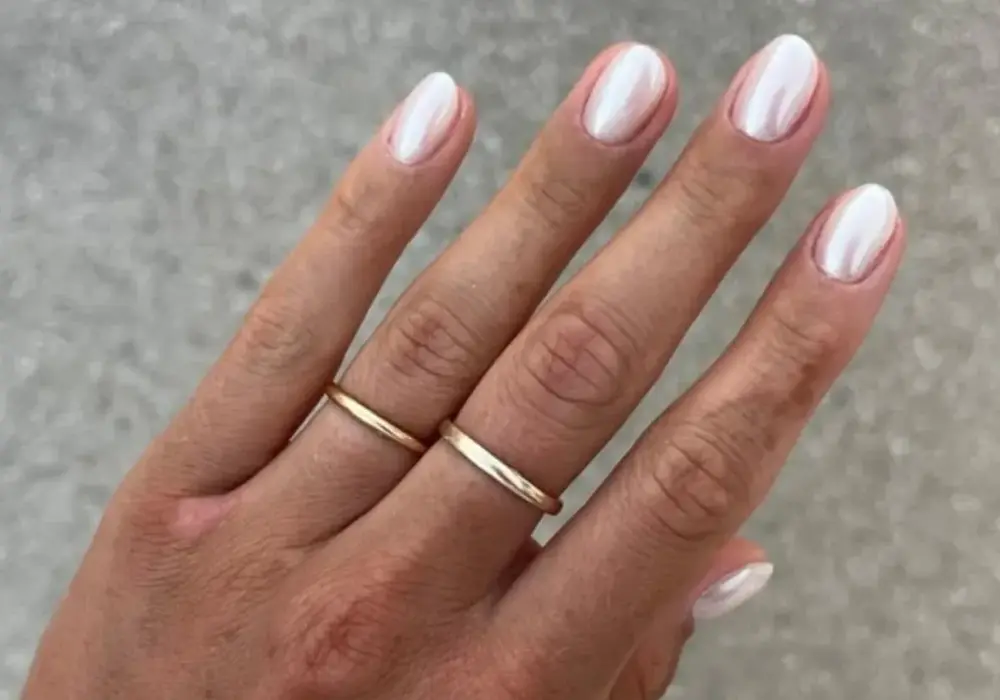 Perłowy manicure - jak uzyskać lekki, elegancki efekt?