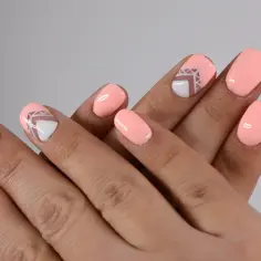 Delikatne, brzoskwiniowe paznokcie z geometrycznymi wzorami. Różne rodzaje manicure, od klasycznych po nowoczesne zdobienia.