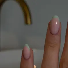 Delikatne, różowe paznokcie z miętowym akcentem na końcach. Elegancki manicure, który przyciąga wzrok.