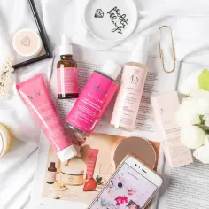 Zestaw kosmetyków MIYA BEAUTY.lab: tonik, serum, peeling i krem. Naturalna pielęgnacja dla pięknej skóry.