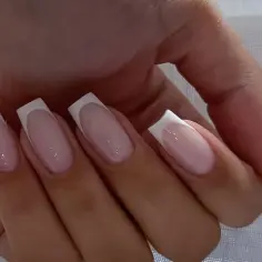 Eleganckie french paznokcie kwadratowe wzory. Delikatny róż i biel tworzą klasyczny, ponadczasowy look.