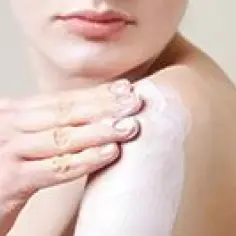Dłoń rozsmarowuje krem na ramieniu. Składnik methylisothiazolinone zapewnia ochronę.