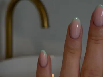 Delikatne, różowe paznokcie z miętowym akcentem na końcach. Elegancki manicure, który przyciąga wzrok.