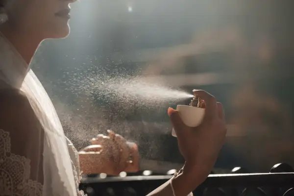 Gdzie się psikać perfumami, aby zapach utrzymał się dłużej?