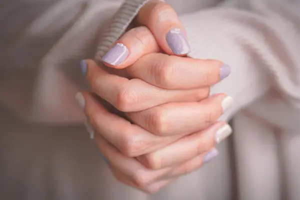 Manicure na komunię - delikatne wzory i kolory, które warto wybrać