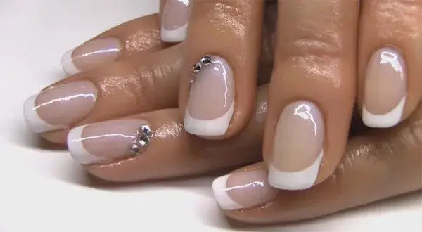 Jak zrobić french hybrydą bez błędów – prosty poradnik dla idealnego manicure