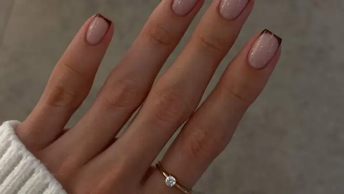 Brązowy french paznokcie - jak dobrać odcień i wykonać manicure