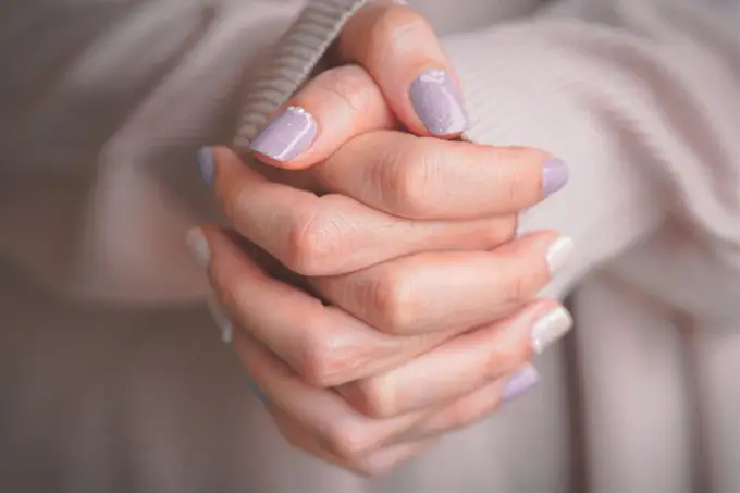 Manicure na komunię - delikatne wzory i kolory, które warto wybrać